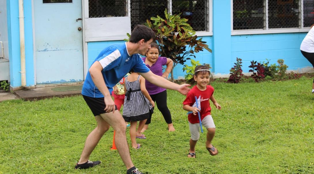 A Projects Abroad volunteer facilitates physical exercises for his rugby coaching work experience in Samoa. A student facilitates physical exercises as part of his volunteer rugby coaching in Samoa.